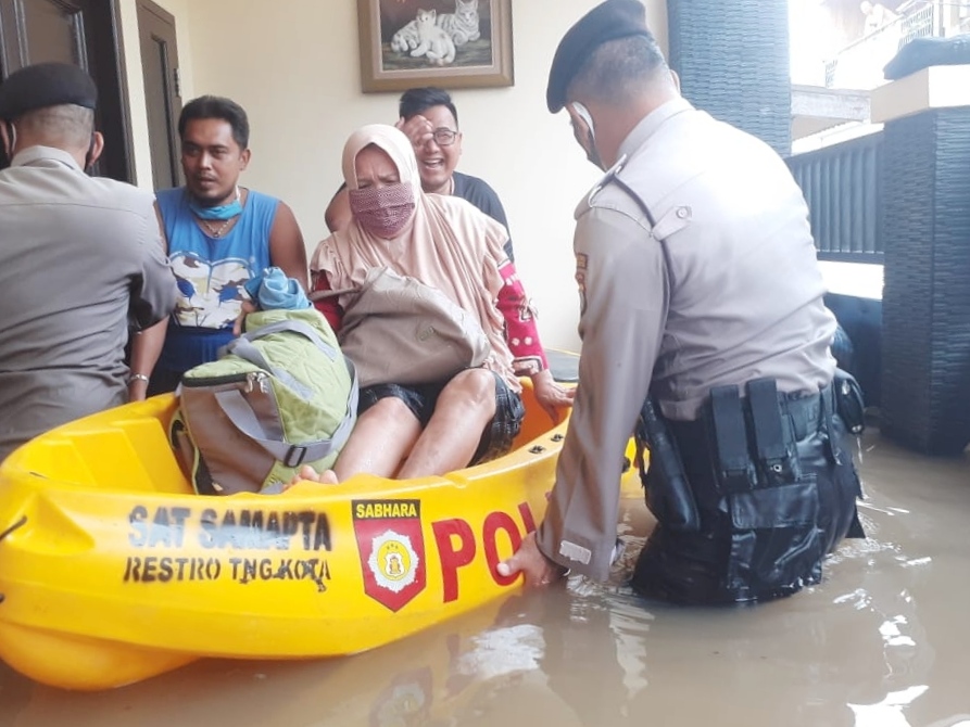 Personel Tni Polri Dikerahkan Bantu Korban Banjir Di Jakarta Sumber